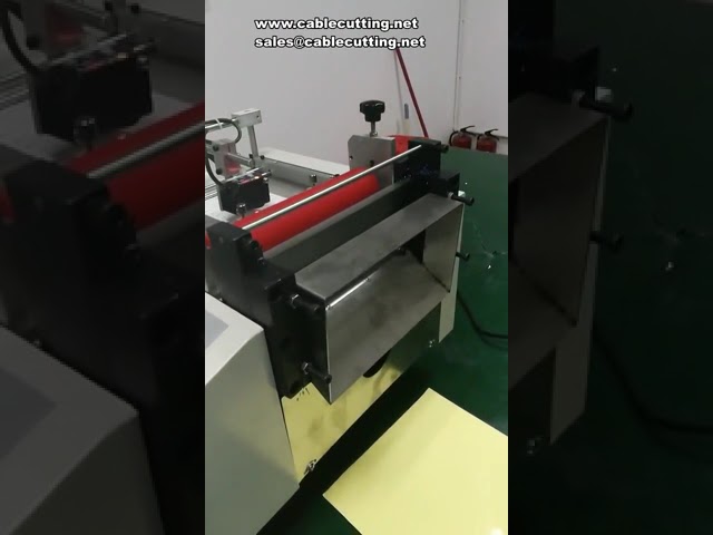 Automatische snijmachine voor kledinglabels met feeder – Snelle verwerking van textiellabels
