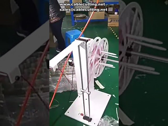 Automatische draadaanvoerder en afwikkelmachine voor draadomhulling, snijden en afrollen