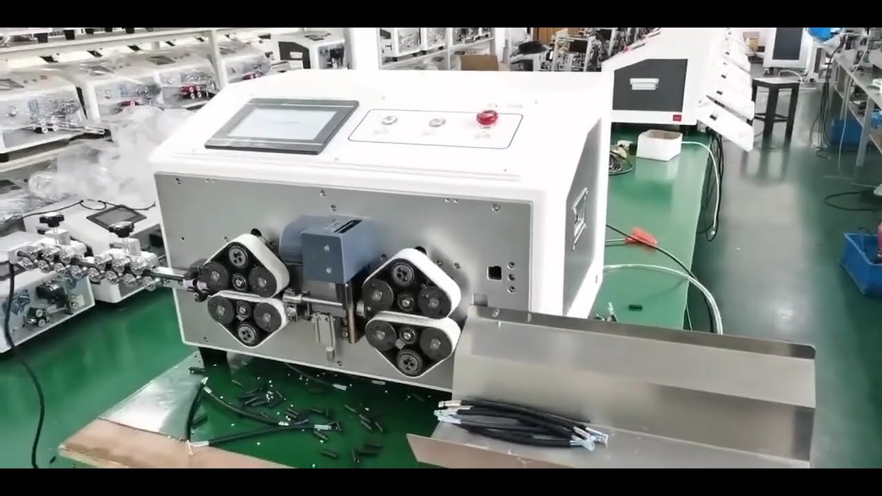 Echte opname: Bandenwiel binnen- en buitenmantel stripmachine voor precisie draadverwerking