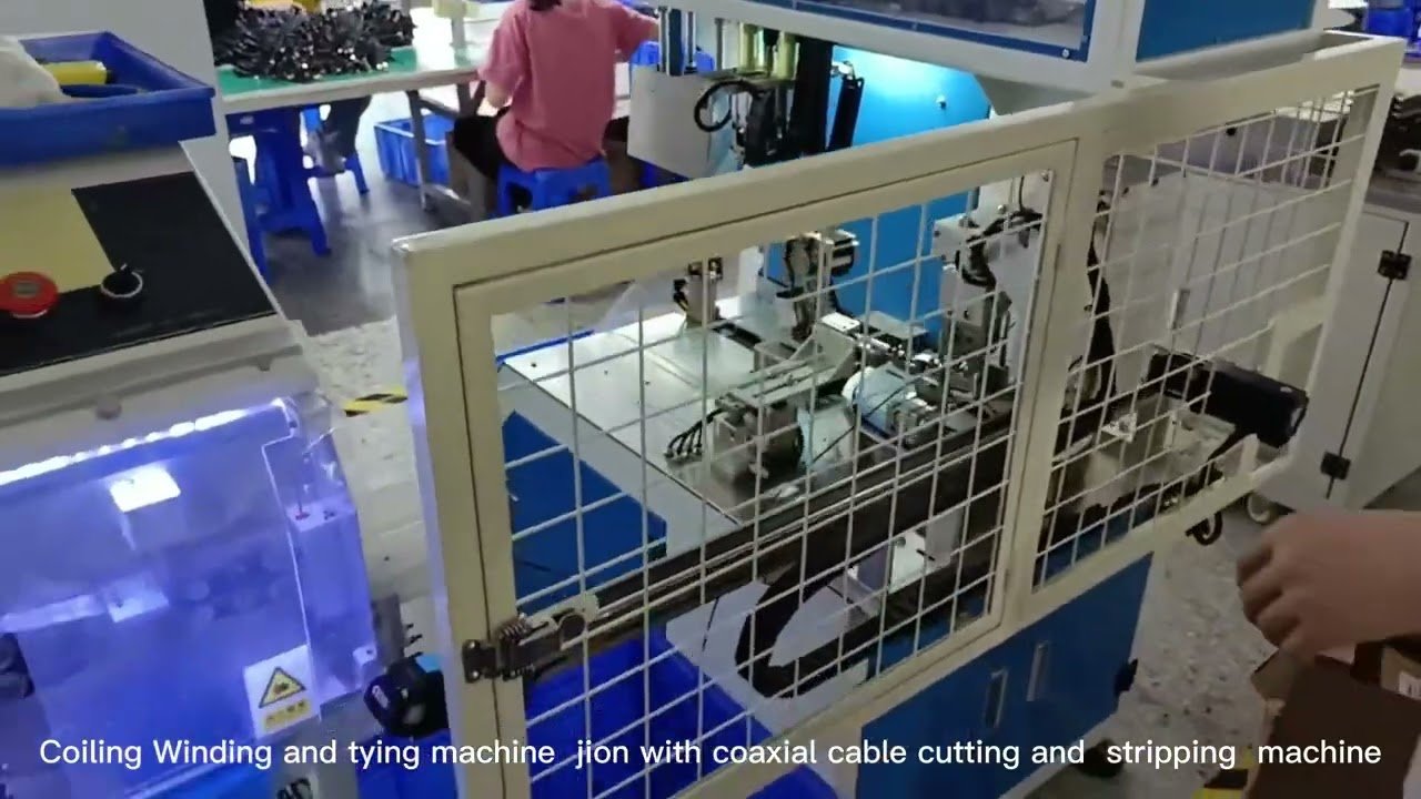 Efficiënte combinatie: opwind-, wikkel- en bindmachine met coaxkabel snij- en stripmachine