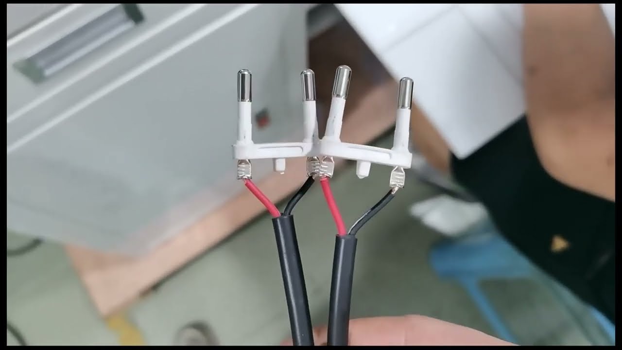 Automatische trilplaat krimpmachine voor 2- en 3-pins stekkerkabels