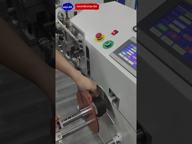 Verticale machine voor tellen, snijden, wikkelen en binden van platte mantelkabels - geautomatiseerd