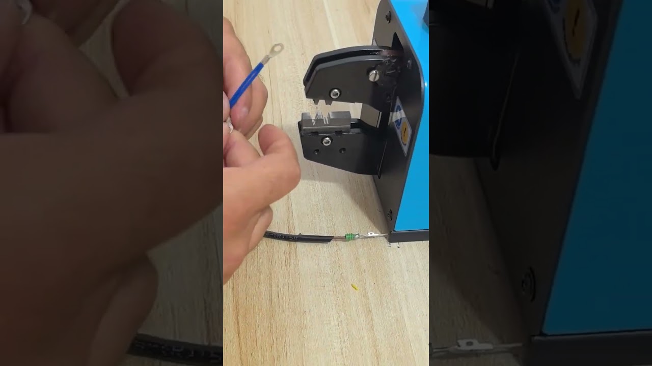 Universele crimpmatrijs voor meerdere terminaltypen | Efficiëntie in de fabriek #factory #machine