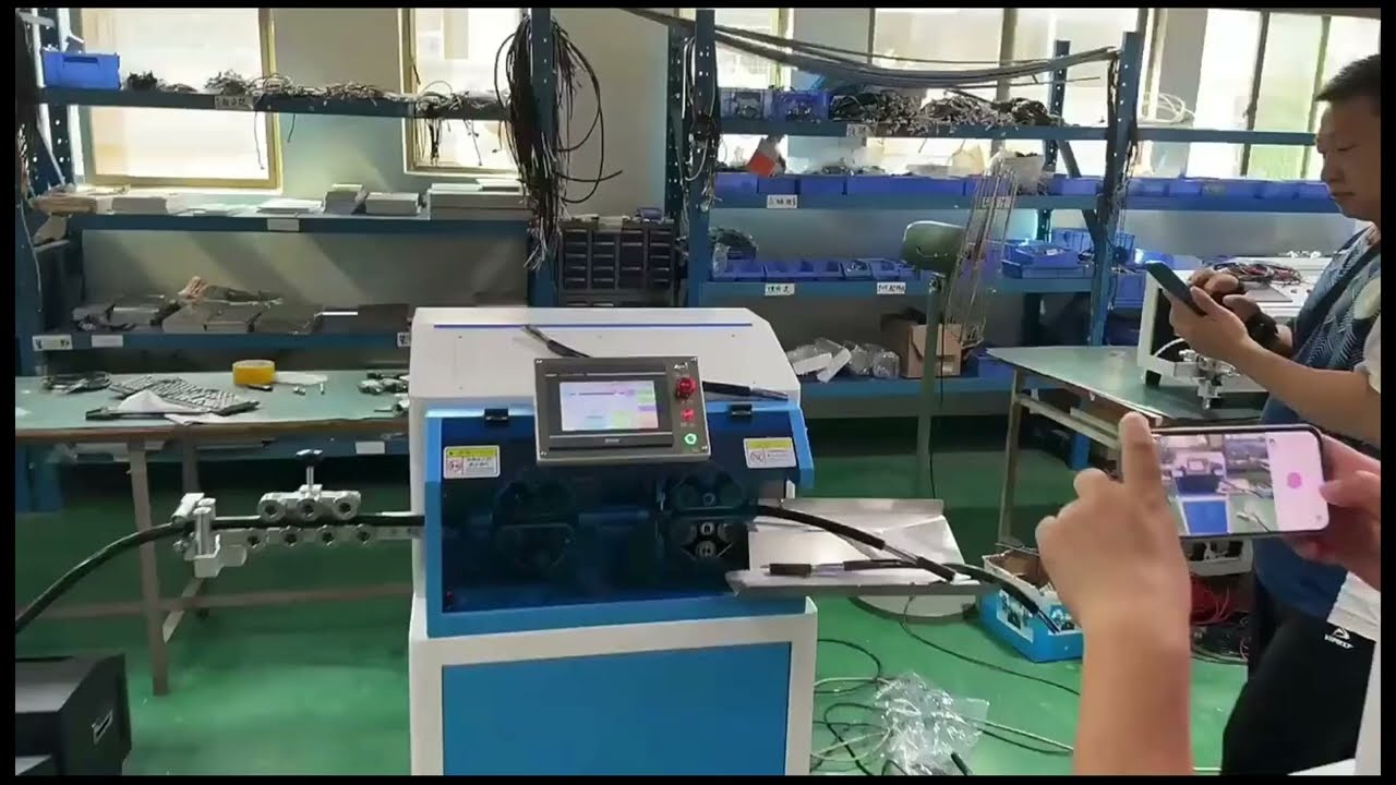 Automatische computerkabelproductiemachine voor het strippen van grote omhulde draden